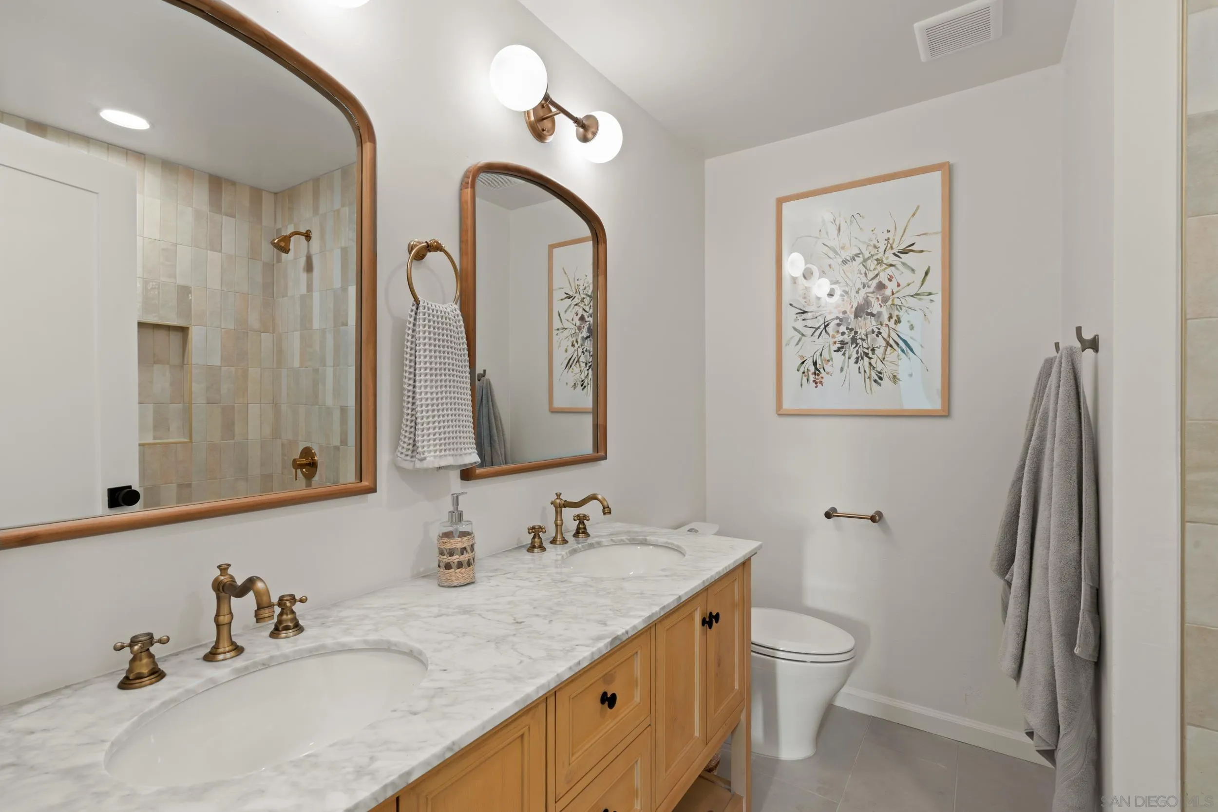1144 Stratford Drive Encinitas, CA 92024 - Photo 19 of 39 a bathroom with 2 sink and a mirror