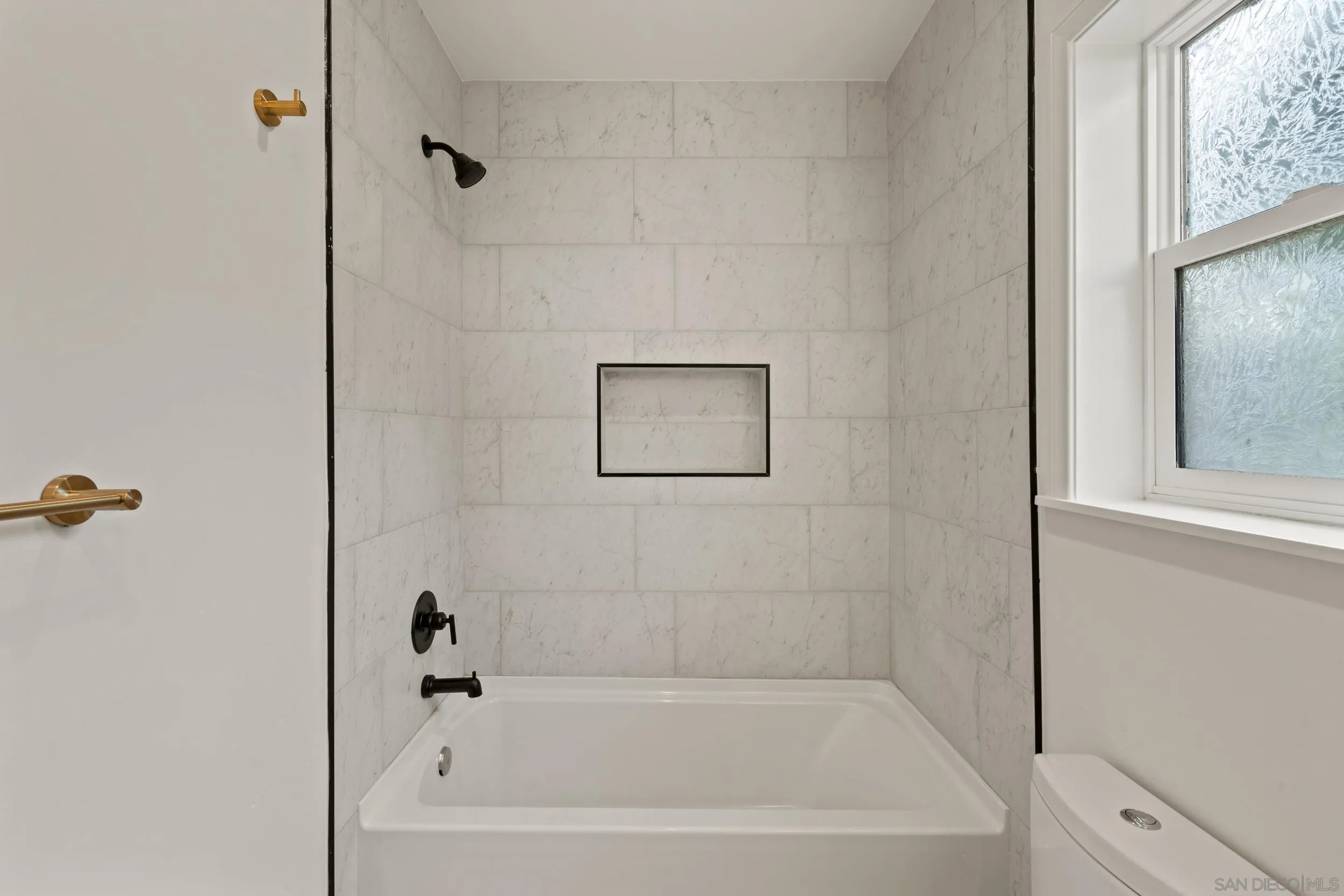 1144 Stratford Drive Encinitas, CA 92024 - Photo 34 of 39 a bathroom with a bathtub