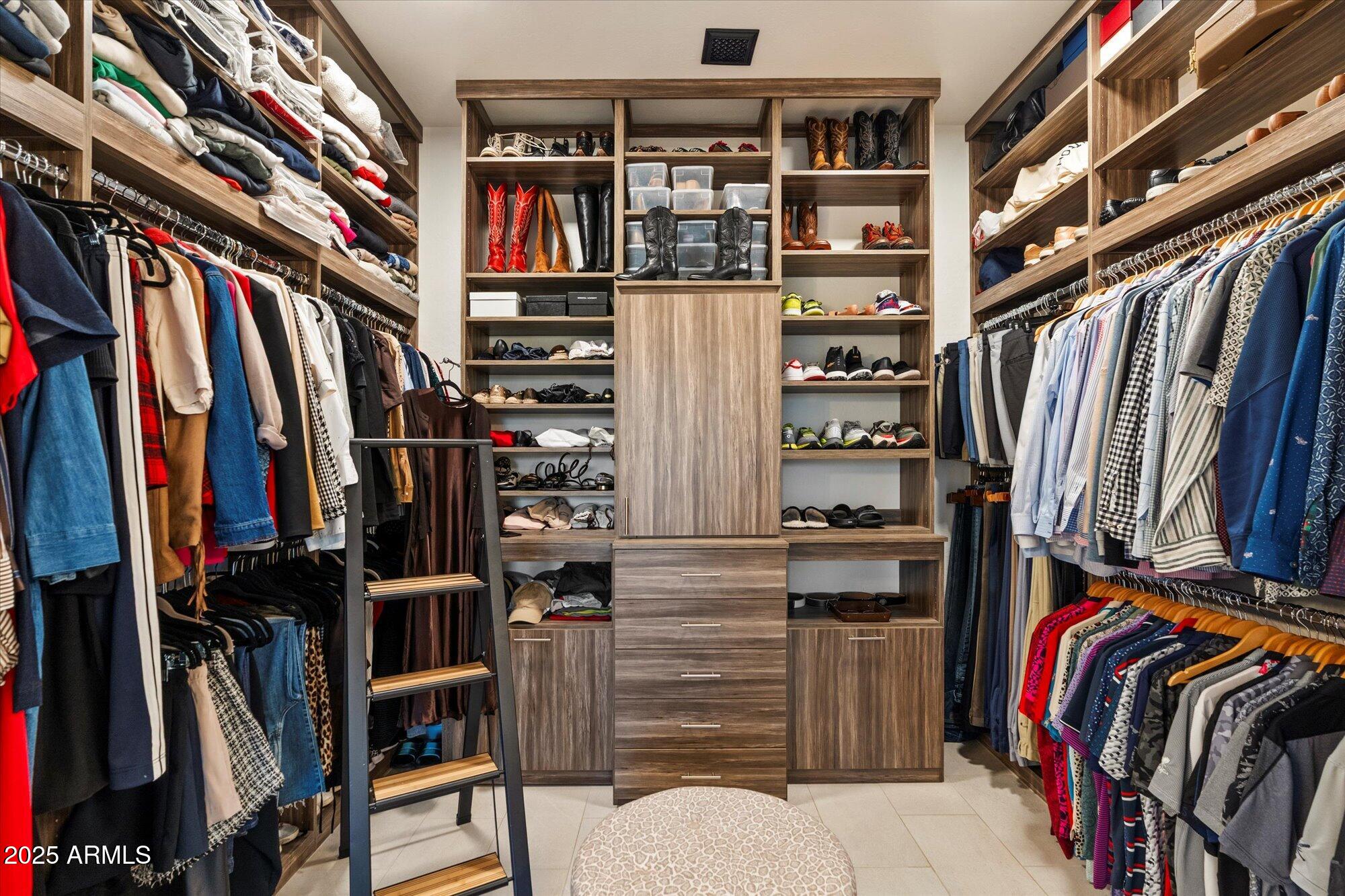 5232 East Hashknife Road Phoenix, AZ 85054 - Photo 43 of 59 Primary closet