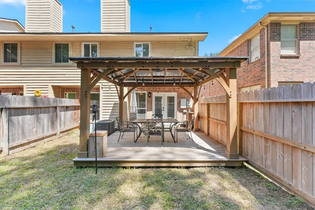 a view of a house with backyard and porch