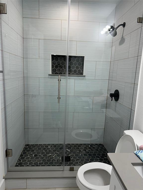 409 Hanbee Street Richardson, TX 75080 - Photo 11 of 18 a bathroom with a toilet and a sink