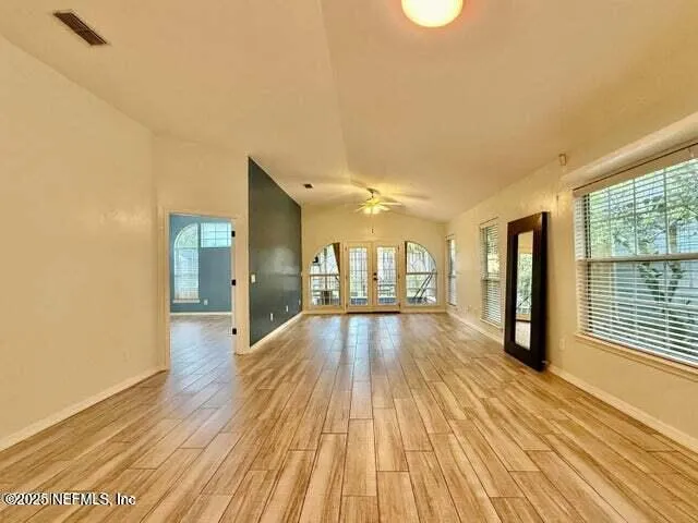 a large kitchen with kitchen island a large island in it