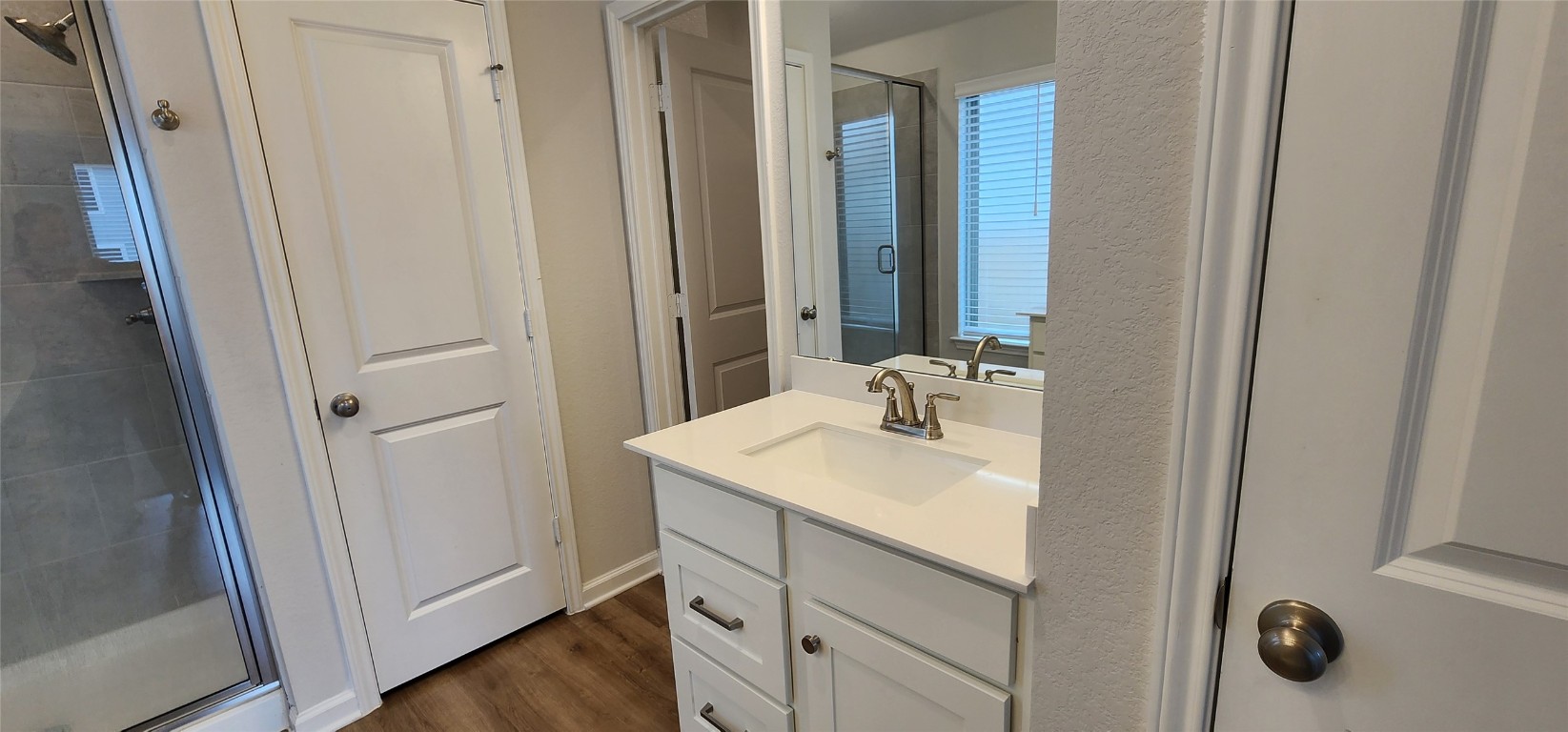 109 Wynne Cove Georgetown, TX 78628 - Photo 24 of 36 a bathroom with a sink and a mirror