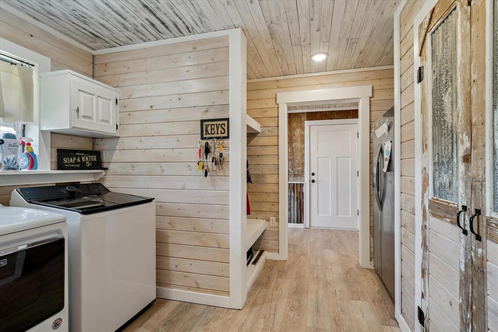 350 Alaska Street Van, TX 75790 - Photo 19 of 37 a kitchen with a stove and a refrigerator