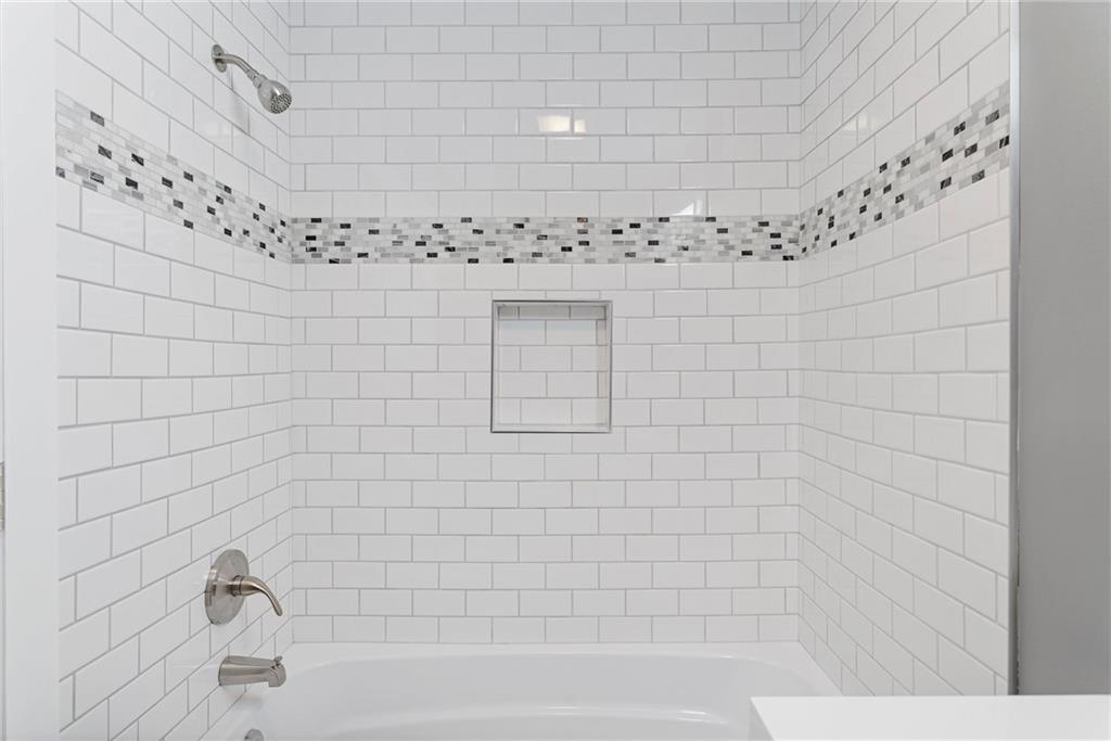 875 Dickson Road Sewickley, PA 15143 - Photo 20 of 29 a bathroom with a bathtub
