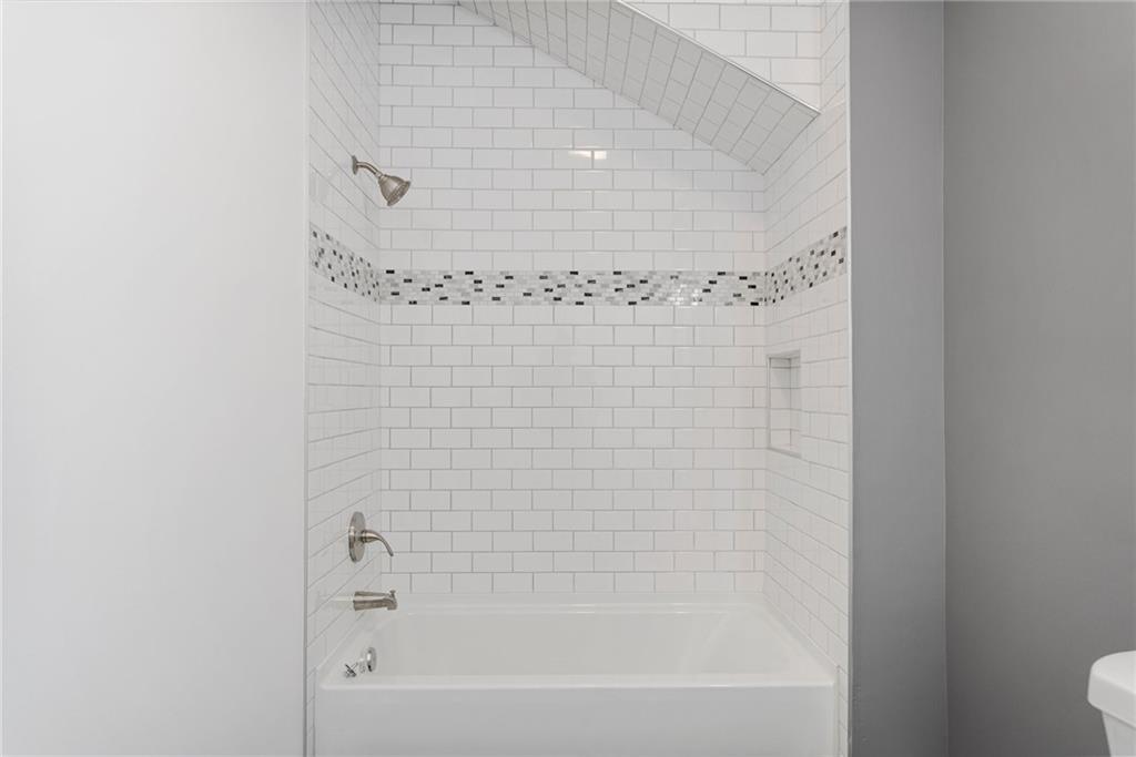 875 Dickson Road Sewickley, PA 15143 - Photo 27 of 29 a bathroom with a bathtub