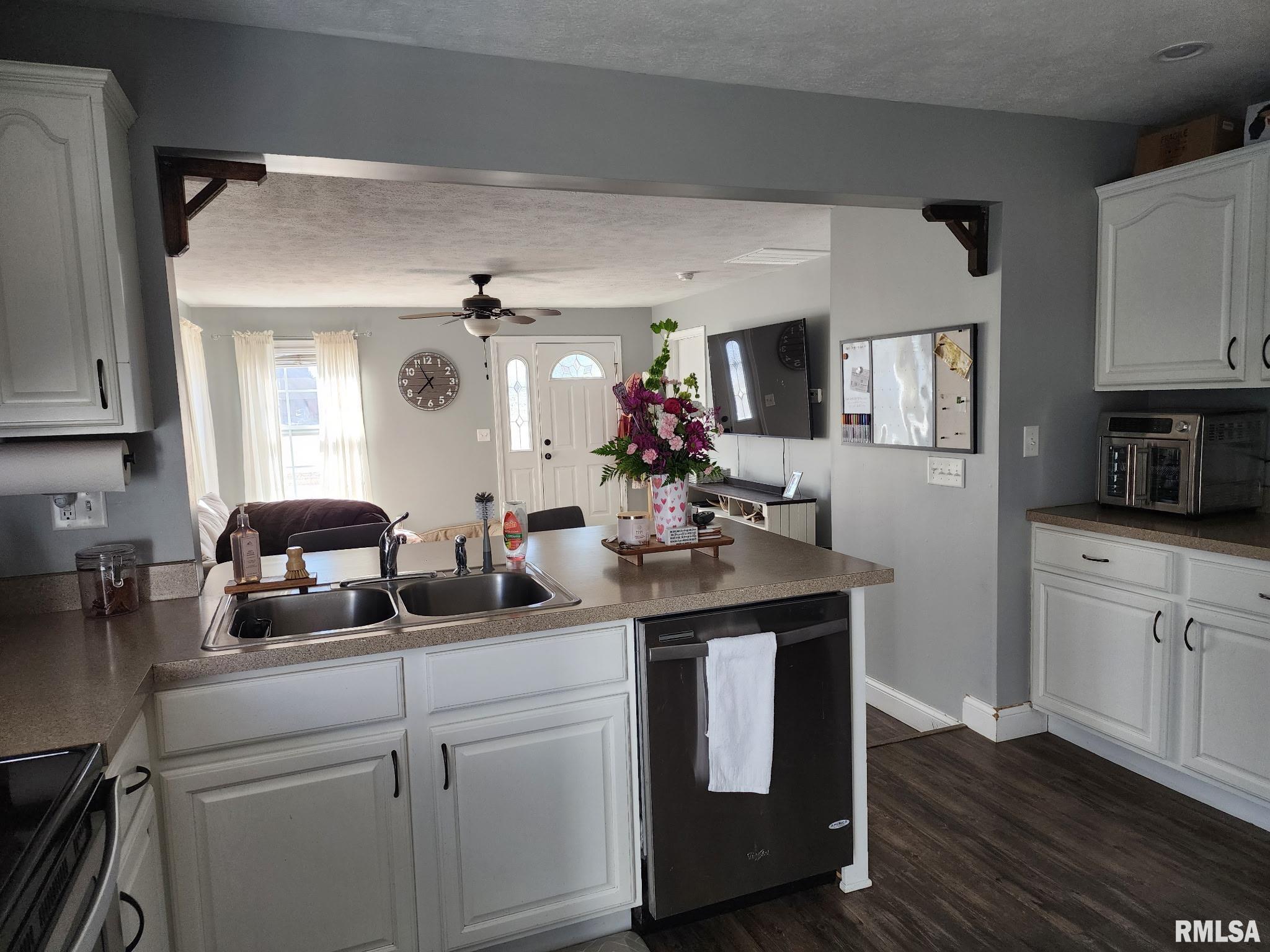 201 Washington Street Athens, IL 62613 - Photo 6 of 37 Gallery Image 6
