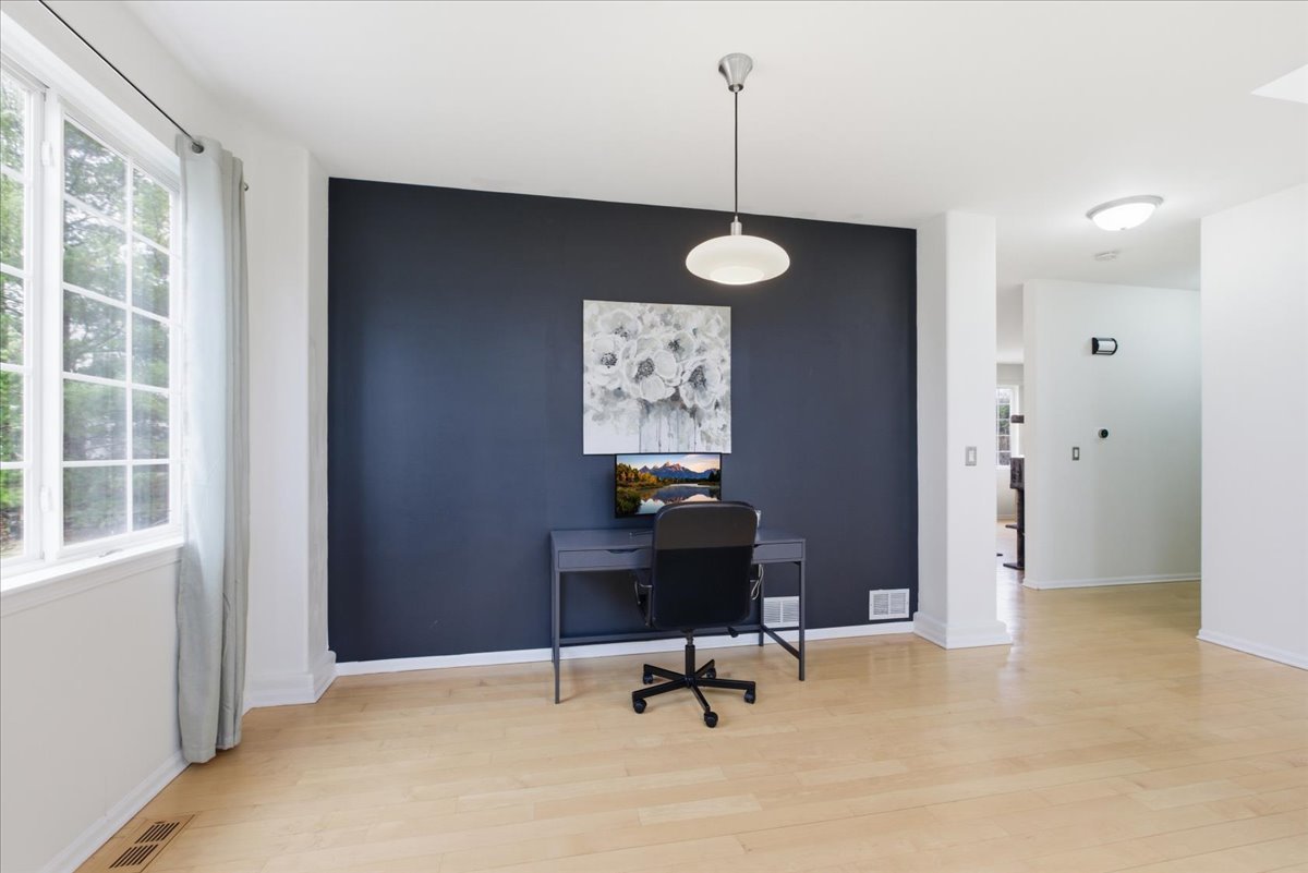 1975 Merlot Court Wheeling, IL 60090 - Photo 5 of 25