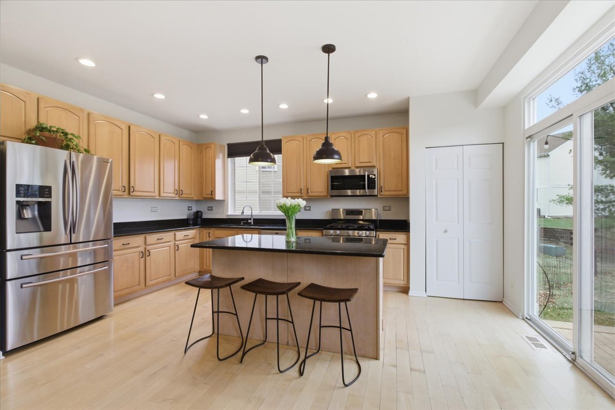 1975 Merlot Court Wheeling, IL 60090 - Photo 6 of 25