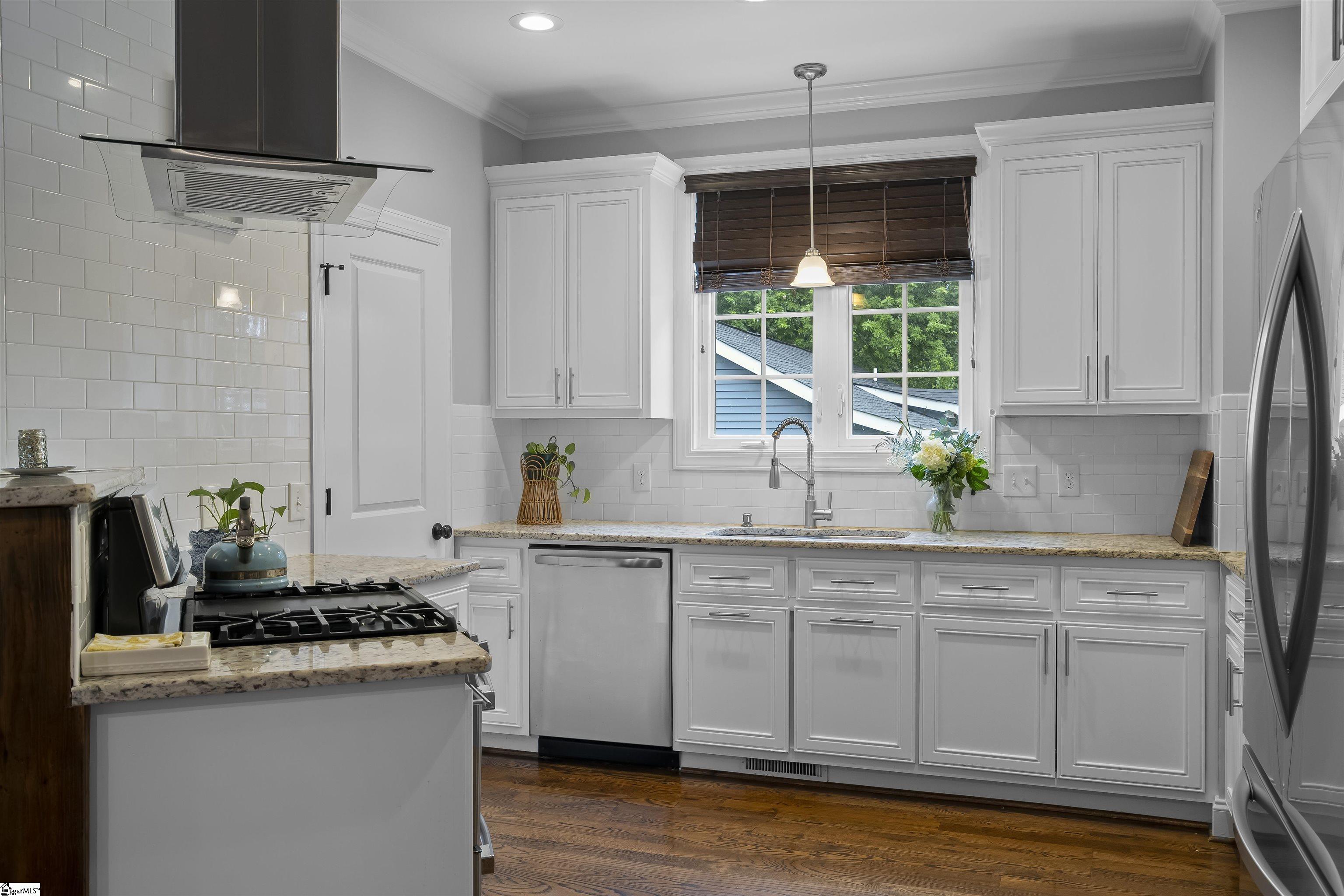 321 Sycamore Drive Greenville, SC 29607 - Photo 12 of 35