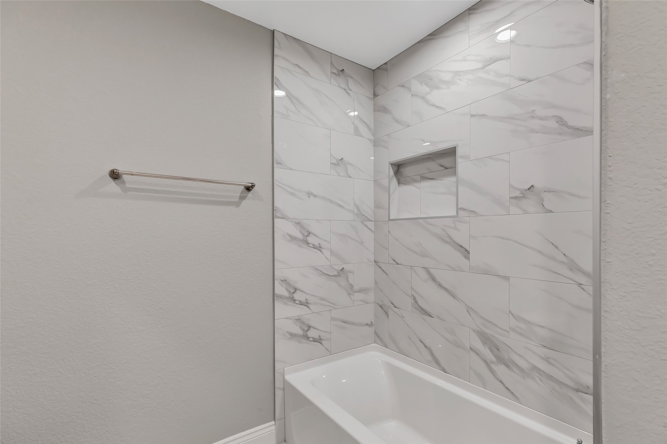 214 Kickapoo Drive Anahuac, TX 77514 - Photo 18 of 36 a bathroom with a bathtub