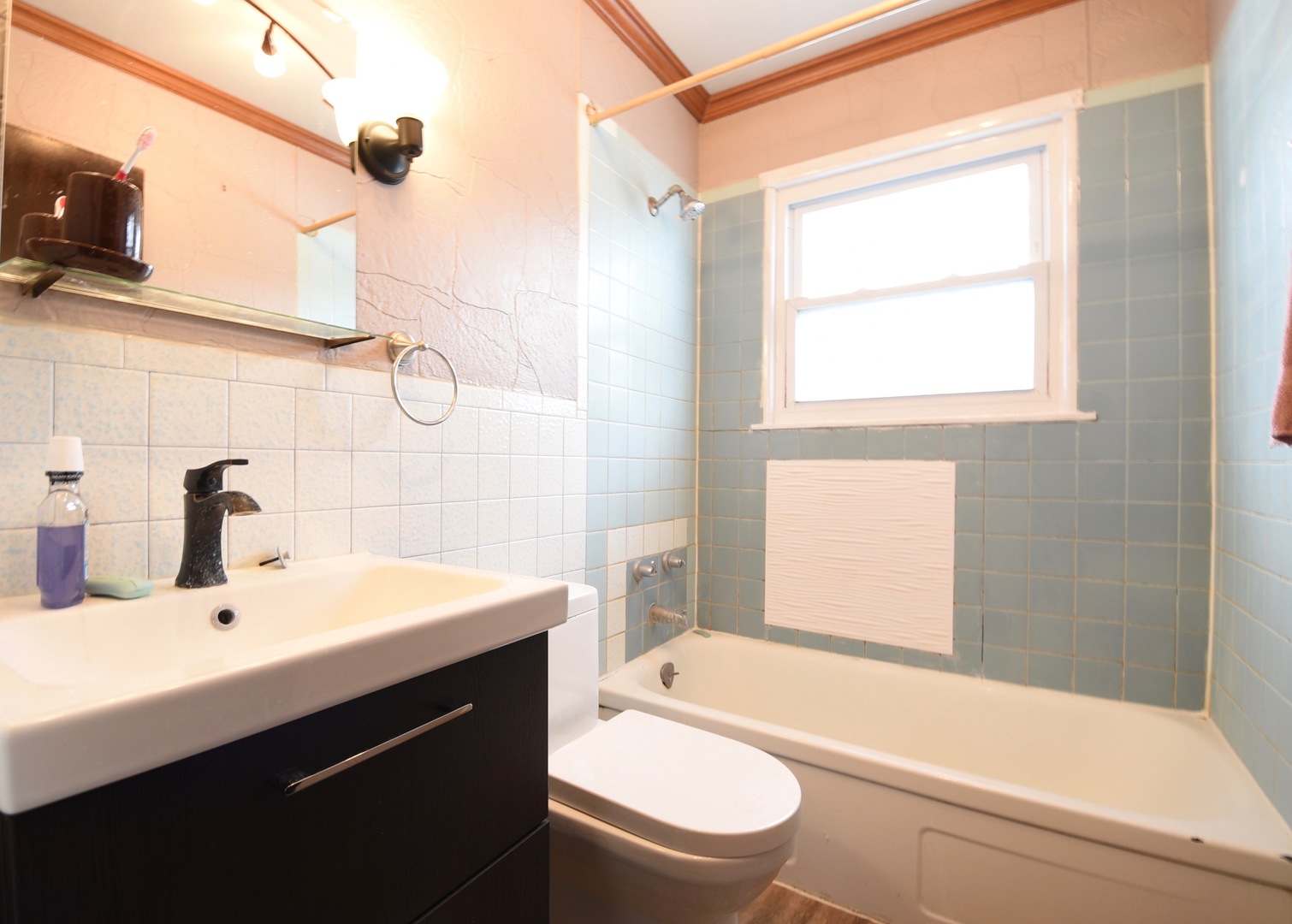 13 Tweed Road Fox Lake, IL 60020 - Photo 15 of 23 a bathroom with a sink a toilet and a bathtub