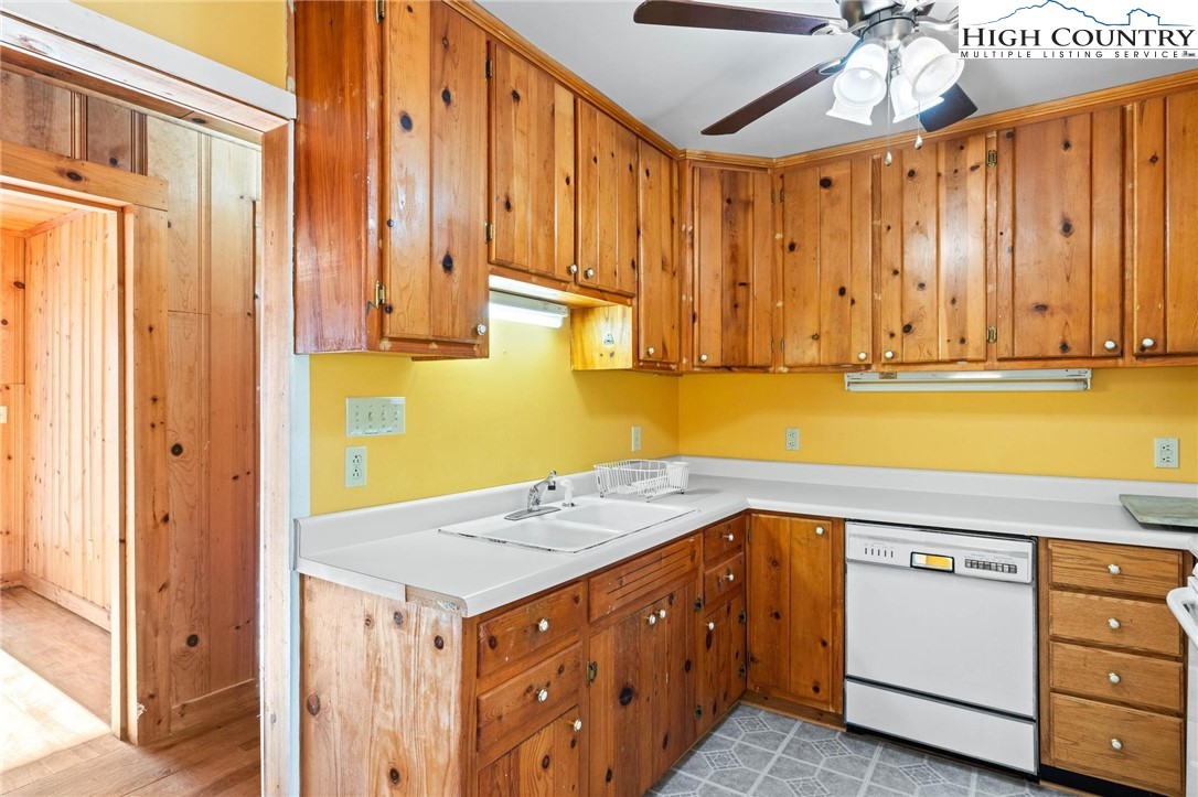 3740 Poplar Grove Road South Boone, NC 28607 - Photo 11 of 36 Gallery Image 11