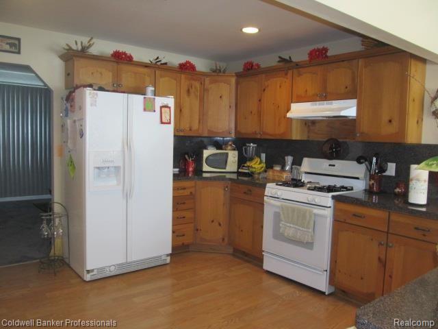 38727 Wade Road Romulus, MI 48174 - Photo 7 of 31 Nice wood cabinetry