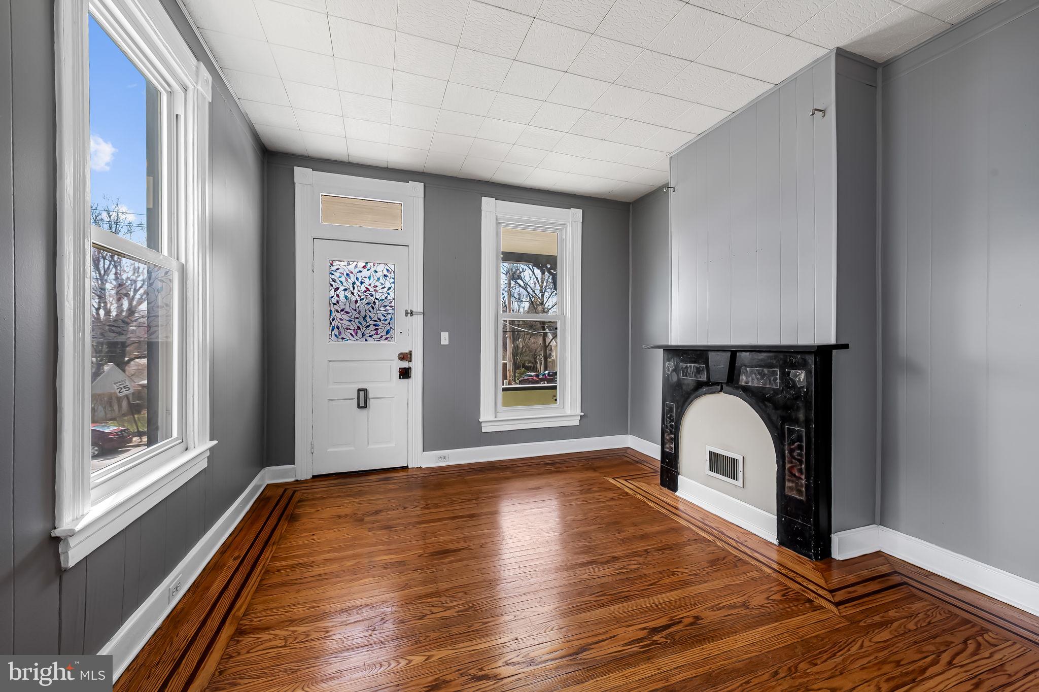 304 West Cold Spring Lane Baltimore, MD 21210 - Photo 4 of 34 Bright and airy entryway with charm.