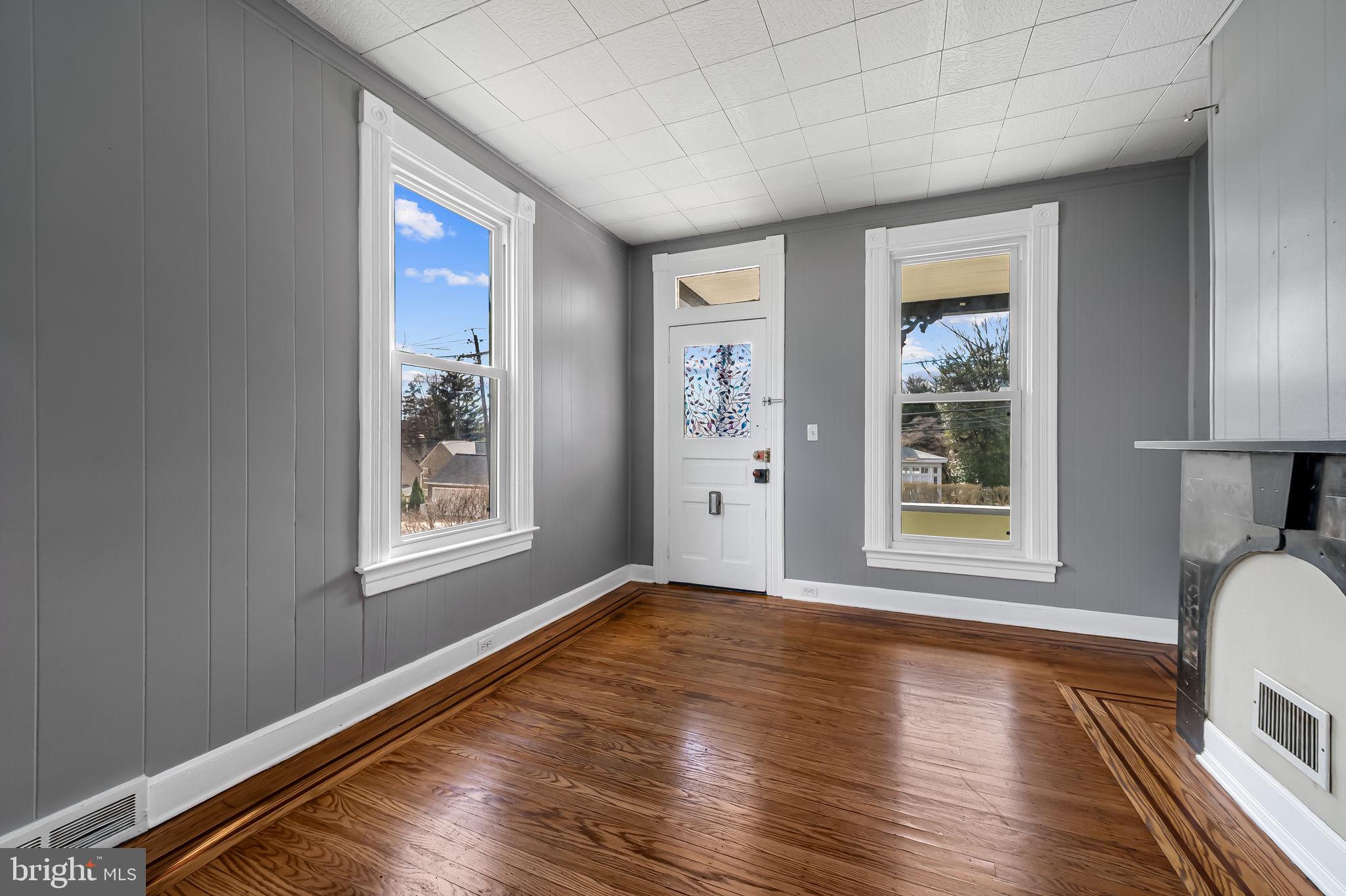 304 West Cold Spring Lane Baltimore, MD 21210 - Photo 5 of 34 Bright and airy entryway charm.