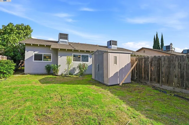 a view of a house with backyard and garden
