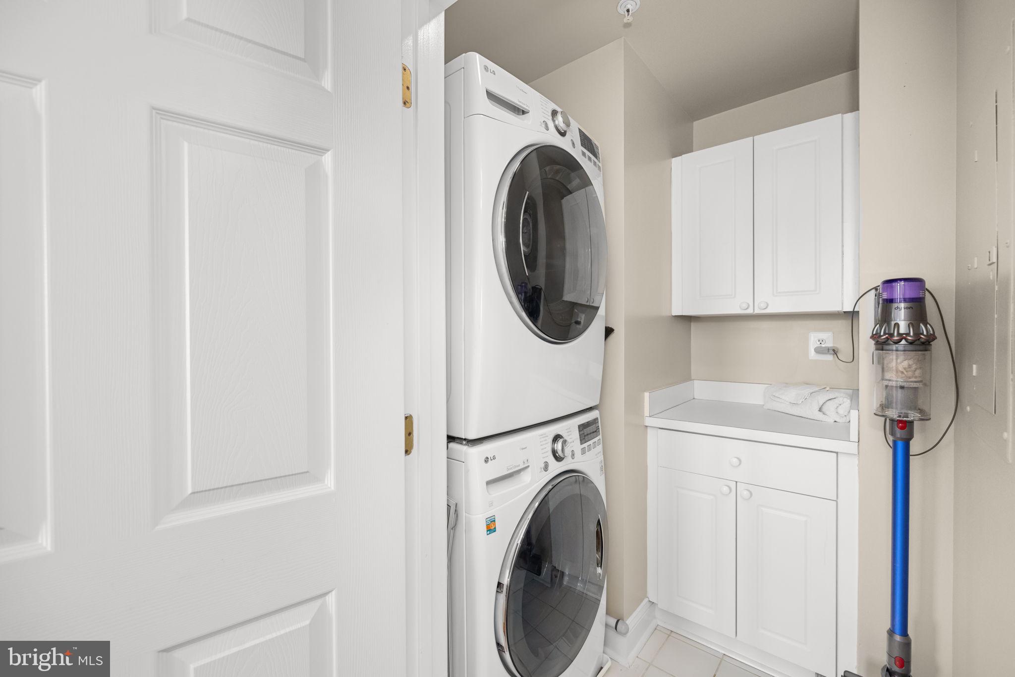 11776 Stratford House Place, Unit 907 Reston, VA 20190 - Photo 16 of 38 a utility room with dryer and washer