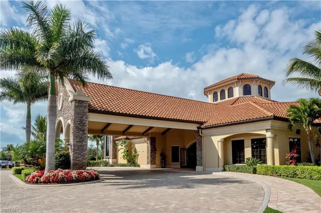 a view of outdoor space yard and porch