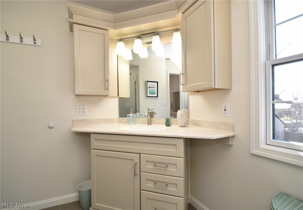 2476 Saybrook Road Cleveland, OH 44118 - Photo 21 of 29 Full Bath