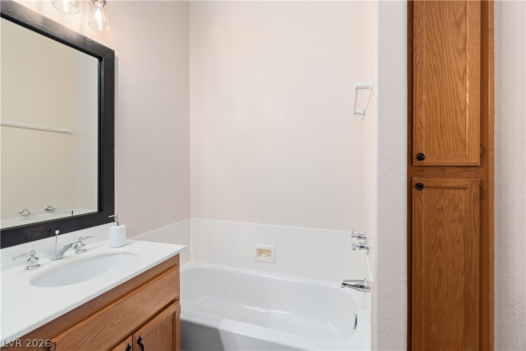 3350 Pheasant Canyon Way, Unit 1008 Laughlin, NV 89029 - Photo 25 of 80 Full bathroom with a garden tub and vanity