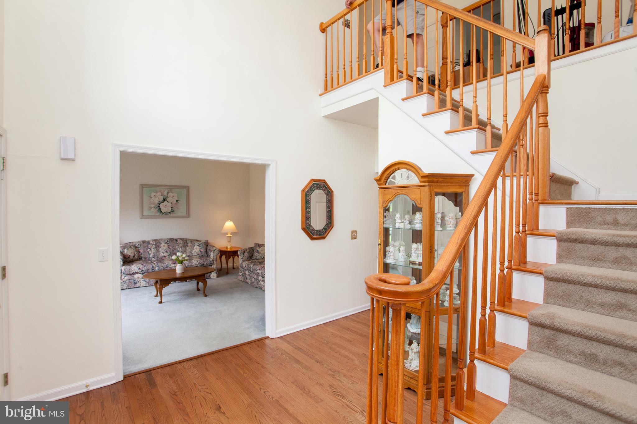 Bright 2 Story Foyer w/Gleaming Wood Floors