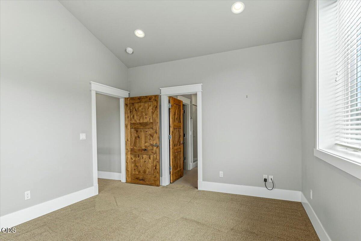61333 Kindle Rock Loop Bend, OR 97702 - Photo 42 of 53 an empty room with windows