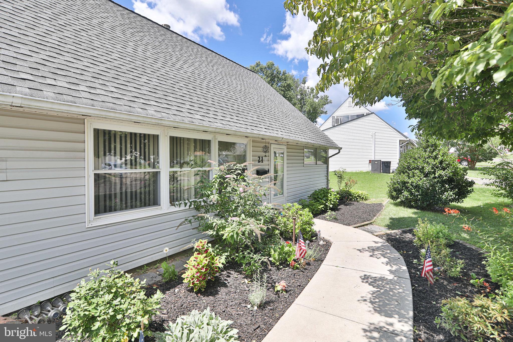 21 Conifer Road Levittown, PA 19057 - Photo 2 of 36