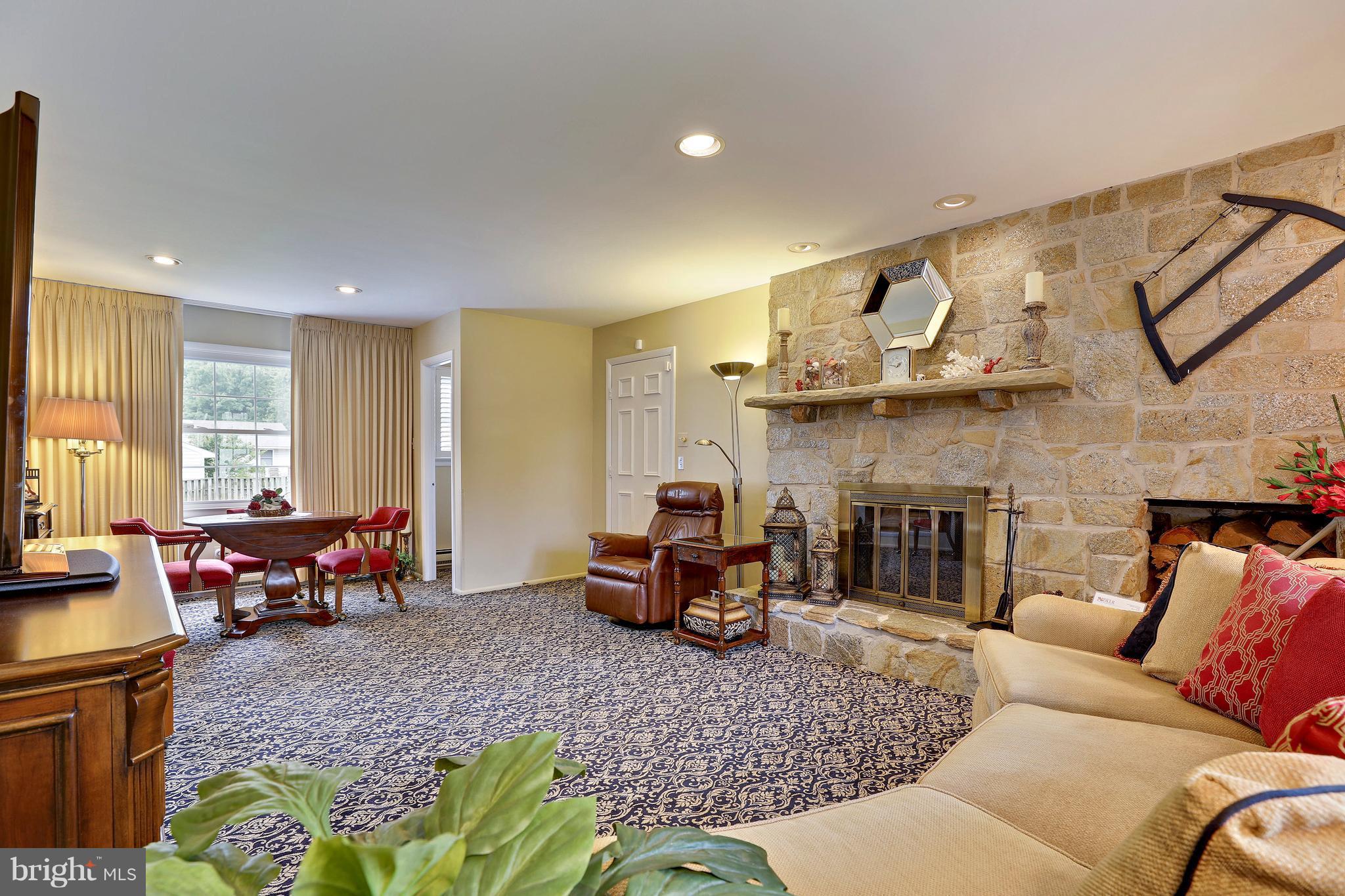 8462 Kenton Road Pasadena, MD 21122 - Photo 8 of 18 Living Room