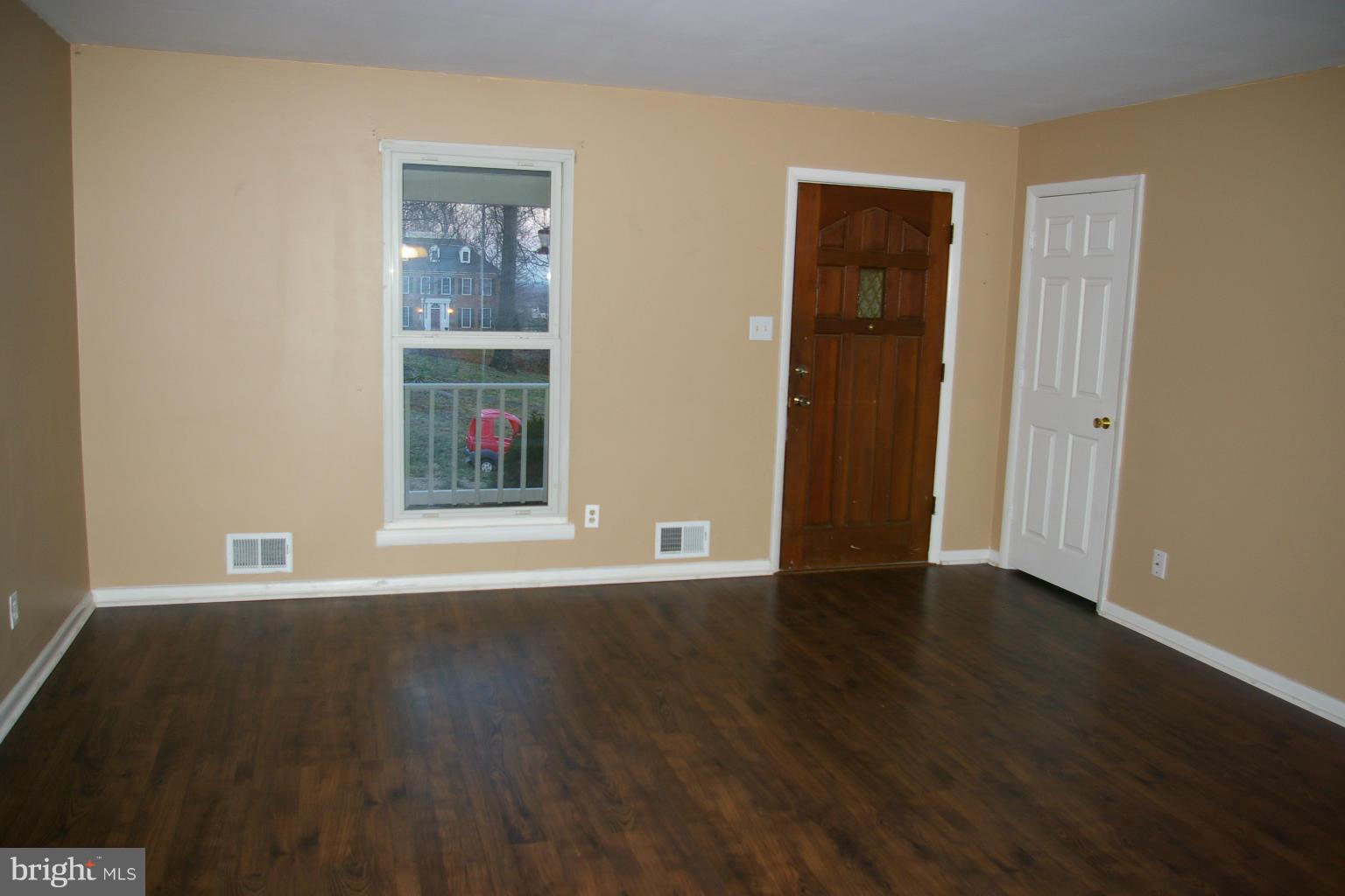 2256 Mountain Road Haymarket, VA 20169 - Photo 13 of 25 Living Room
