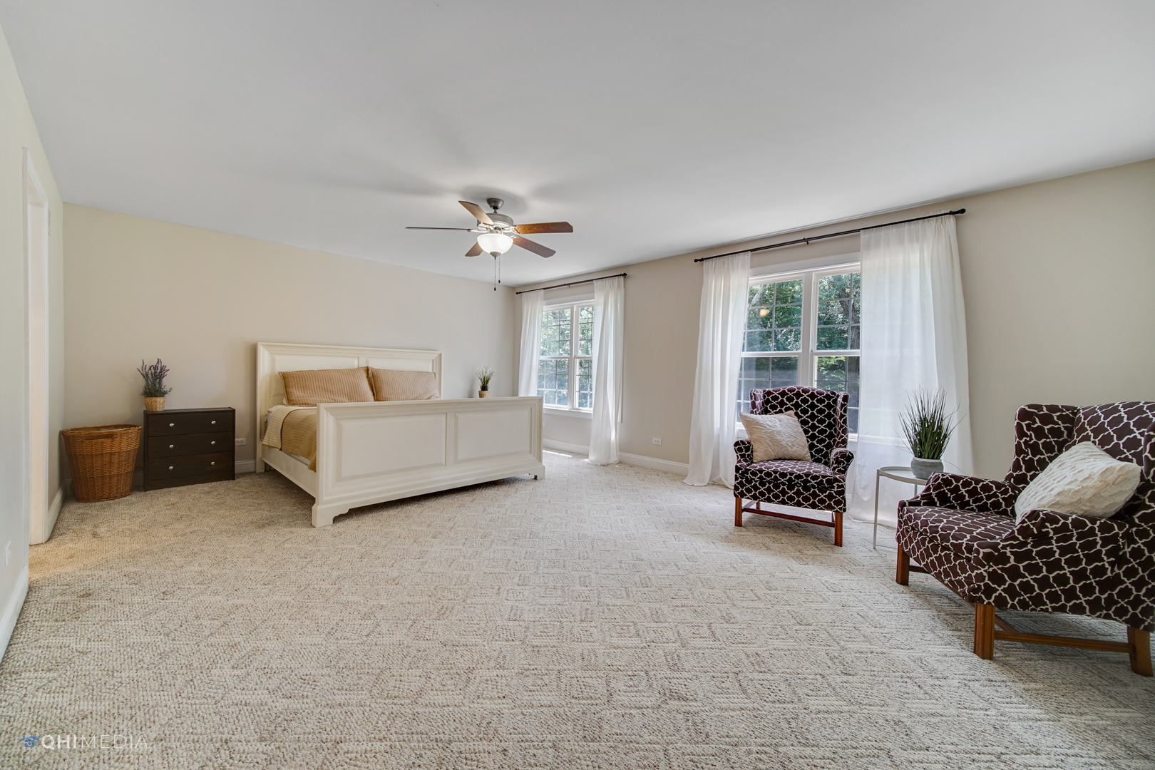 5213 Hayes Road Algonquin, IL 60102 - Photo 19 of 36 a living room with furniture and a chandelier
