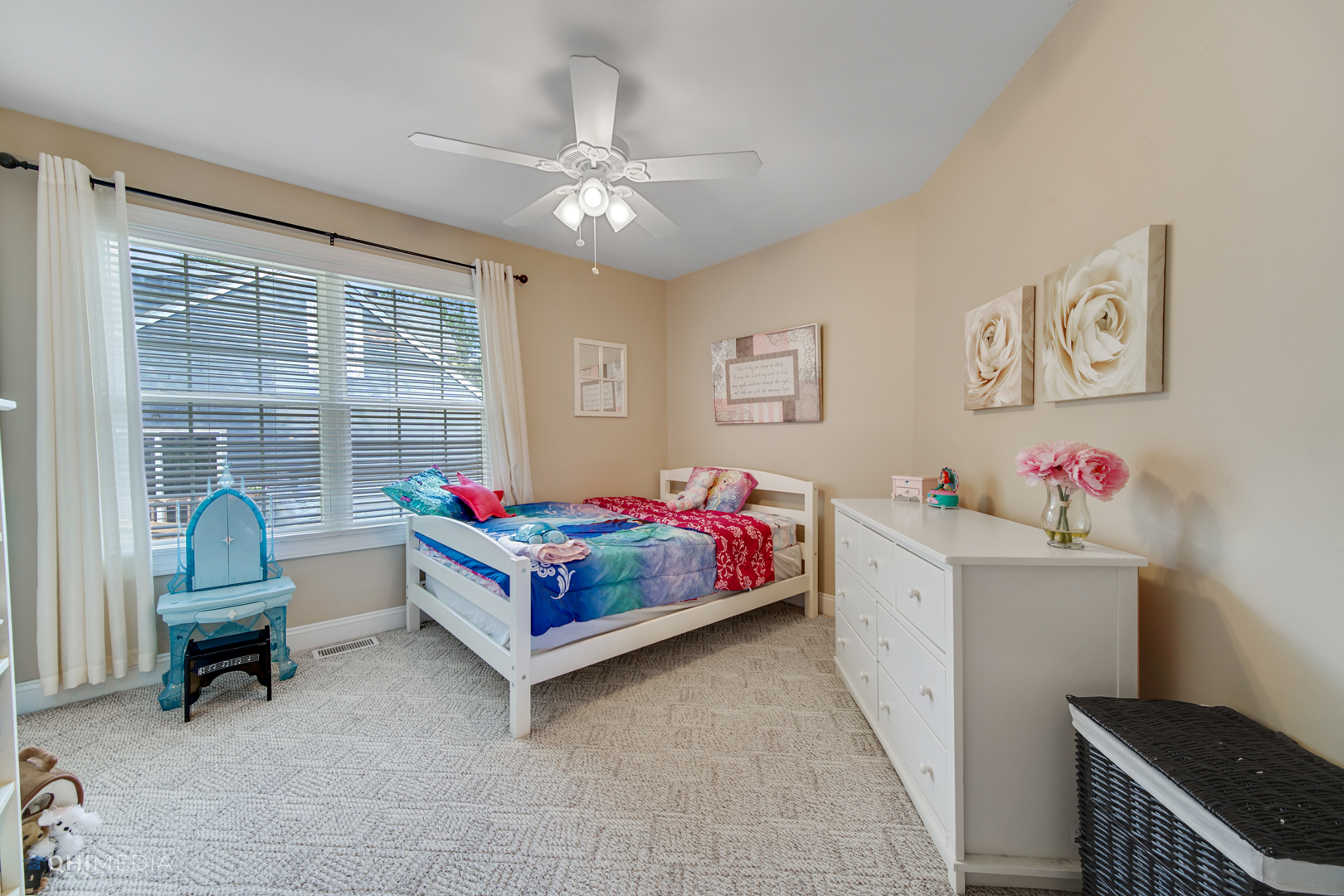5213 Hayes Road Algonquin, IL 60102 - Photo 23 of 36 a bedroom with a bed and a chandelier