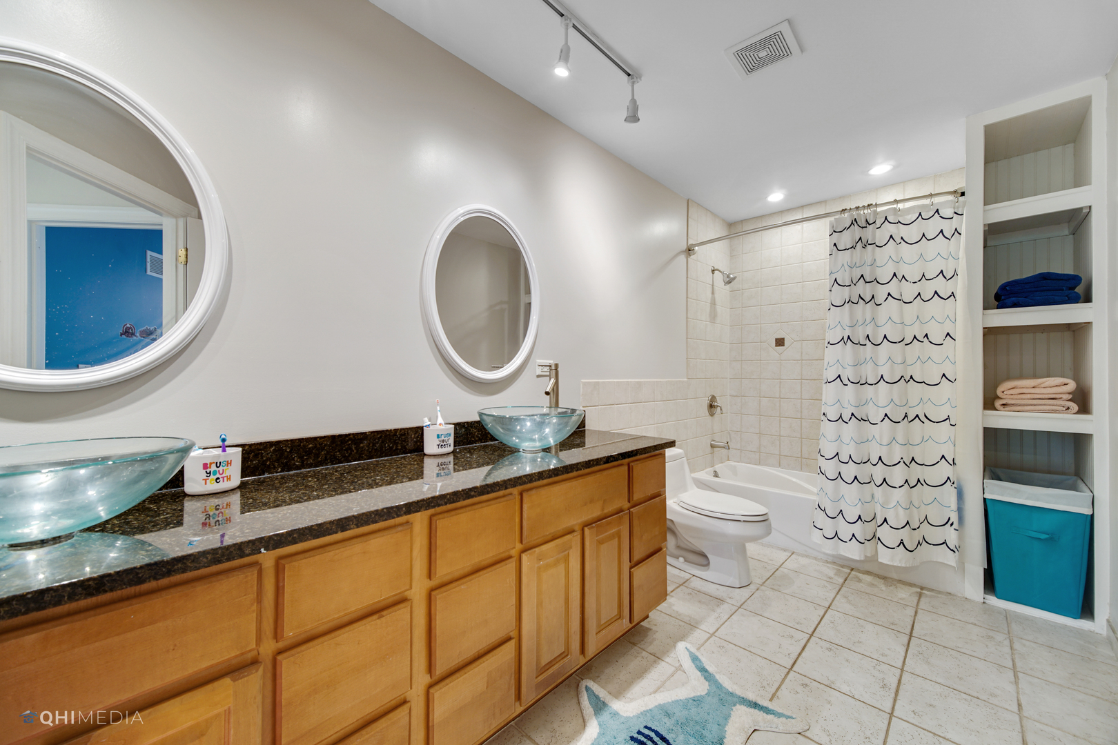 5213 Hayes Road Algonquin, IL 60102 - Photo 25 of 36 a bathroom with a toilet a sink and mirror