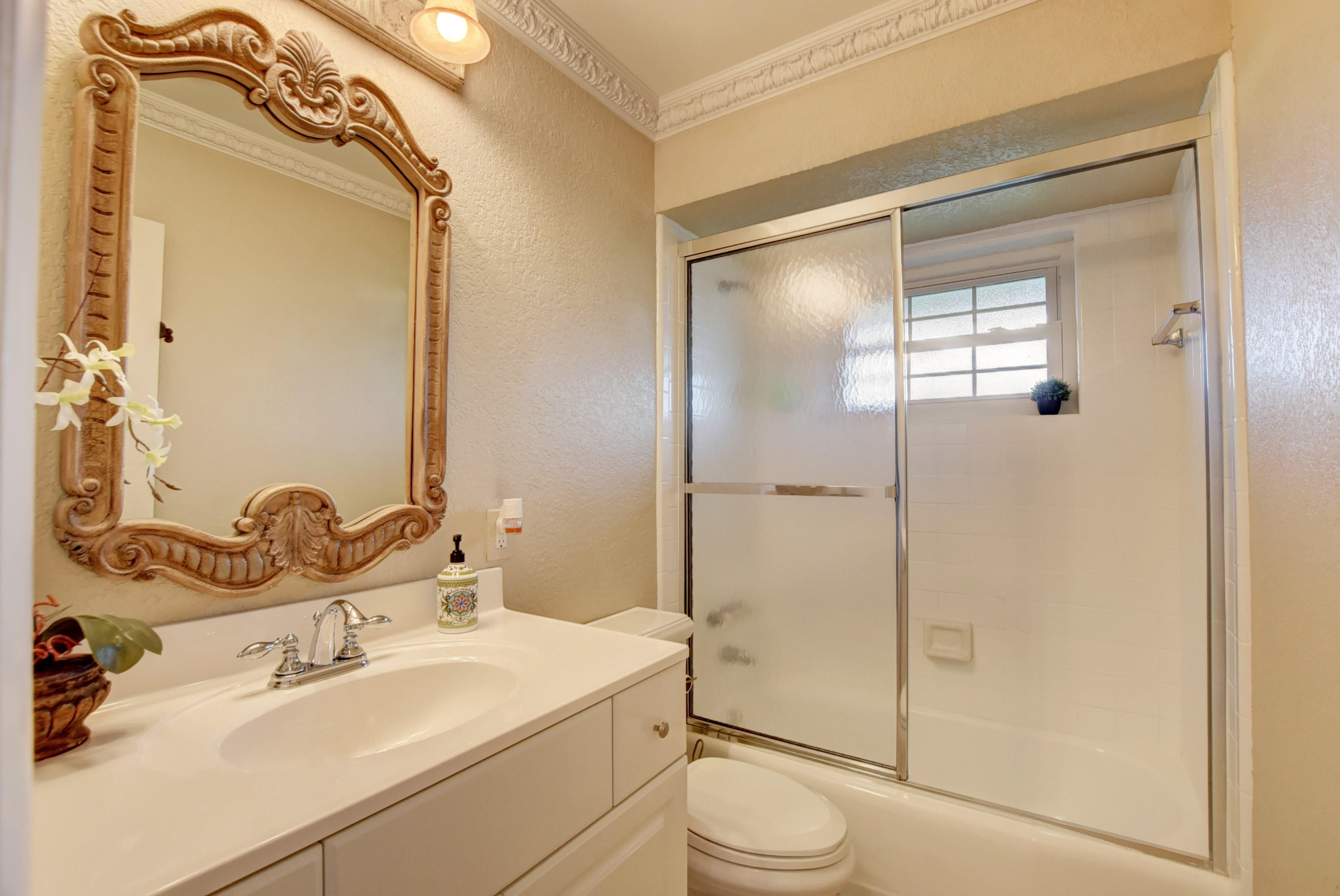 27 Southwest 9th Avenue Boca Raton, FL 33486 - Photo 32 of 55 Guest bathroom