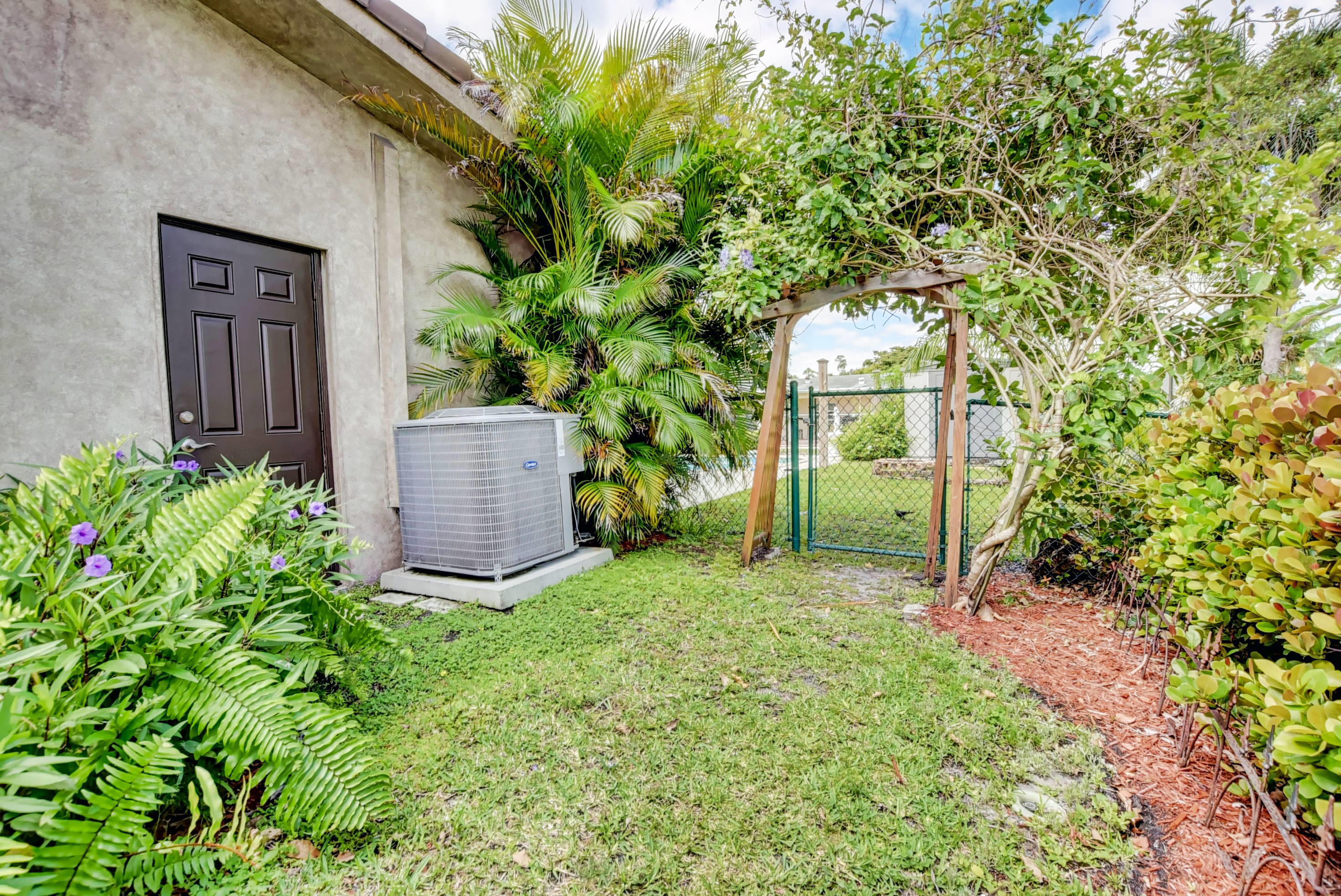 27 Southwest 9th Avenue Boca Raton, FL 33486 - Photo 40 of 55 Side yard