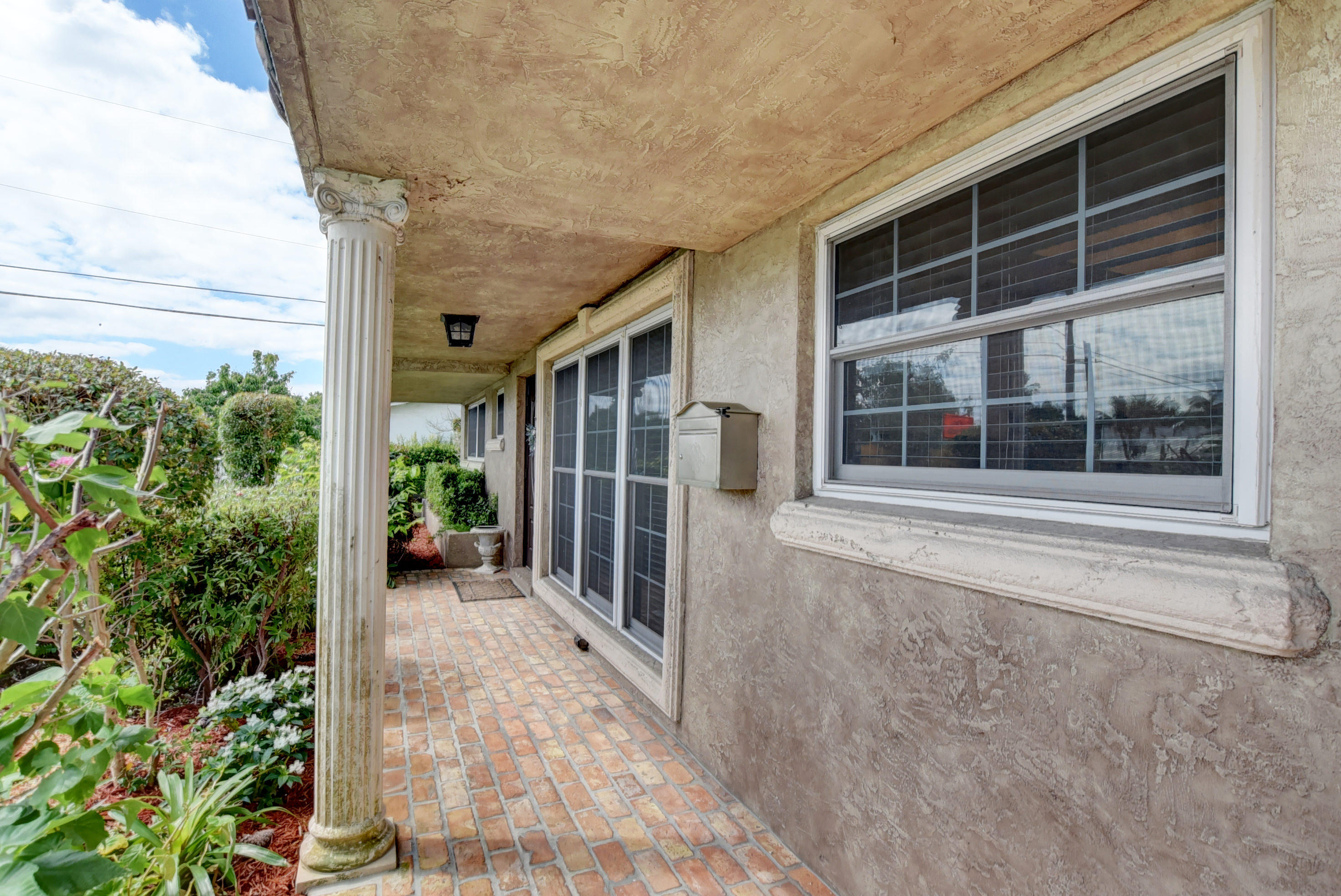 27 Southwest 9th Avenue Boca Raton, FL 33486 - Photo 4 of 55 Walkway to the front door