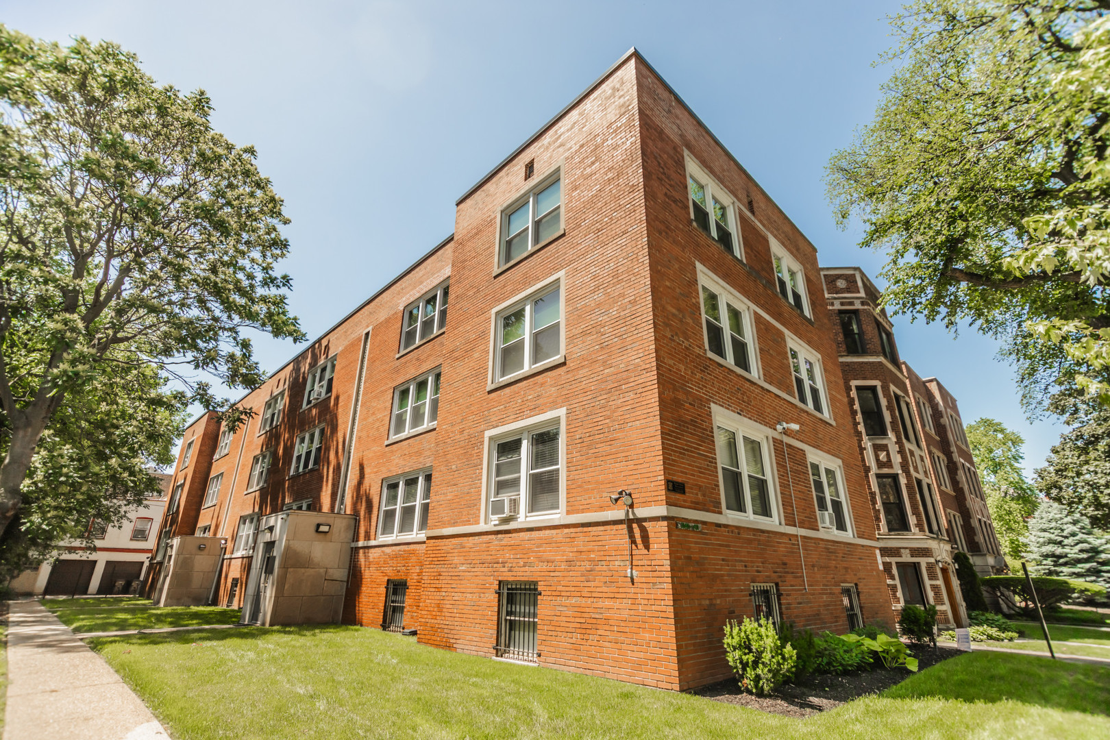 1143 East 50th Street, Unit 3S Chicago, IL 60615 - Photo 2 of 11 a view of a large building