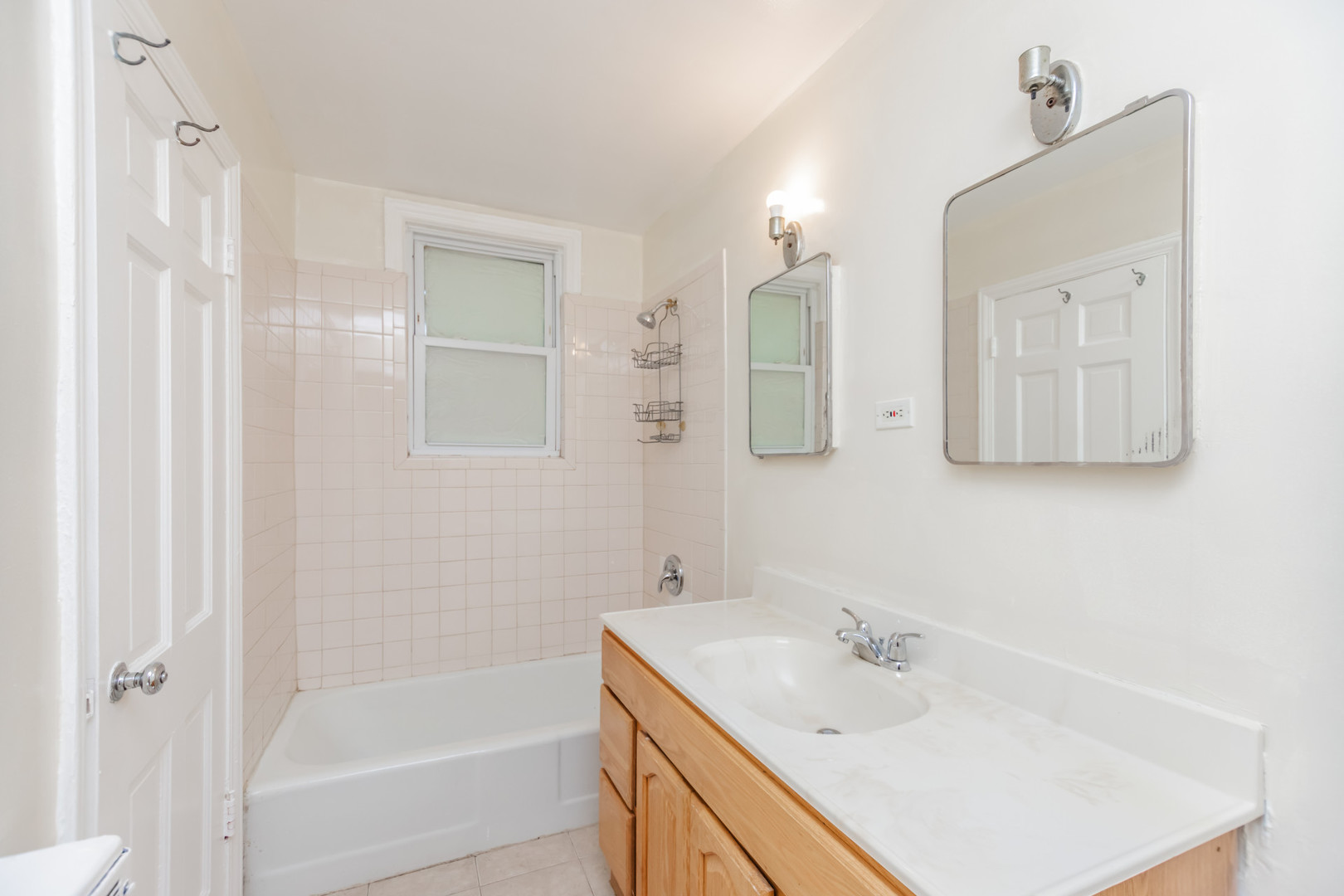 1143 East 50th Street, Unit 3S Chicago, IL 60615 - Photo 9 of 11 a bathroom with a bathtub sink vanity and mirror