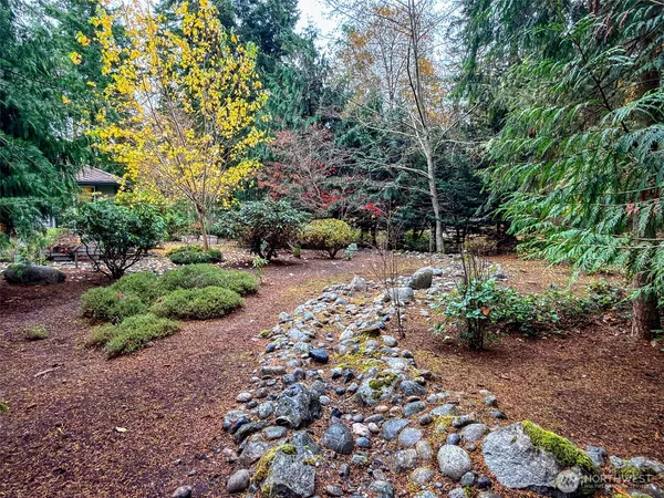 a view of an outdoor space with a yard