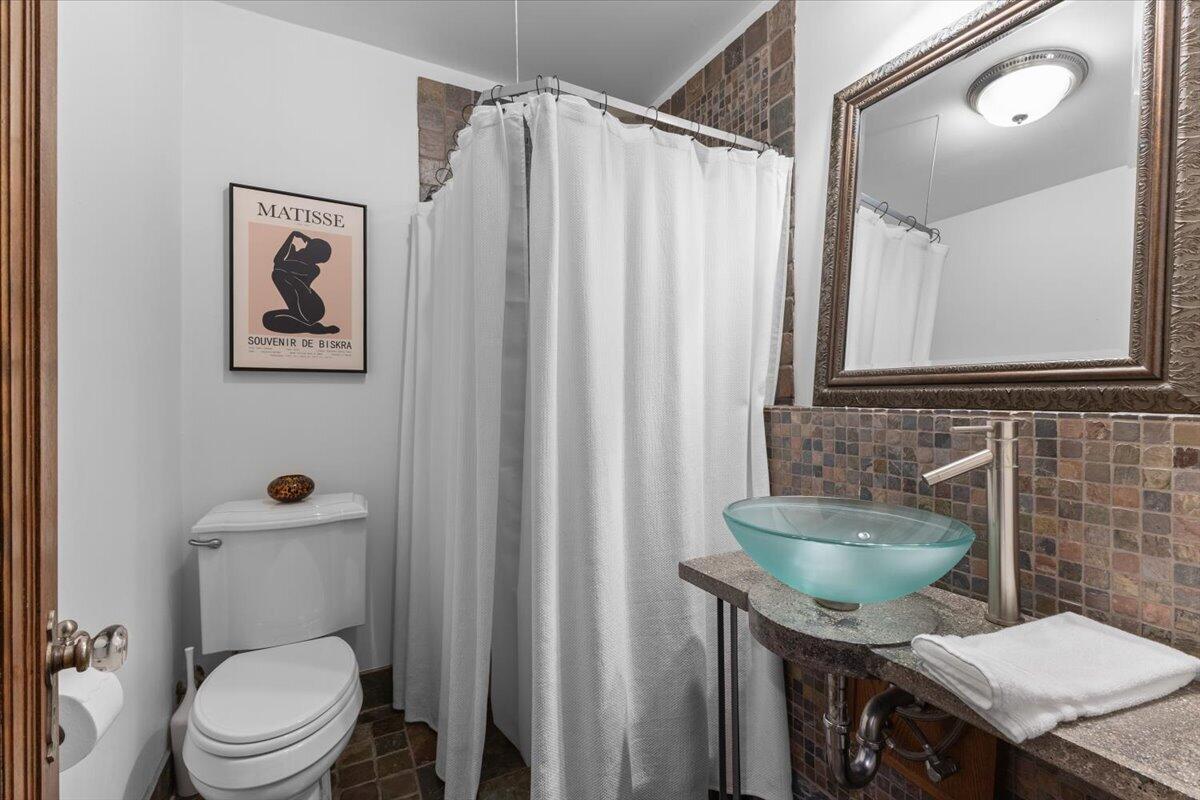 2656 Burnham Road Royal Oak, MI 48073 - Photo 26 of 63 1st fl full bath