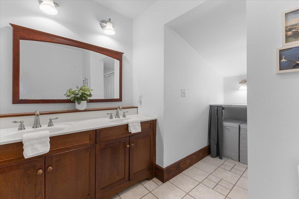 2656 Burnham Road Royal Oak, MI 48073 - Photo 35 of 63 2nd fl bath