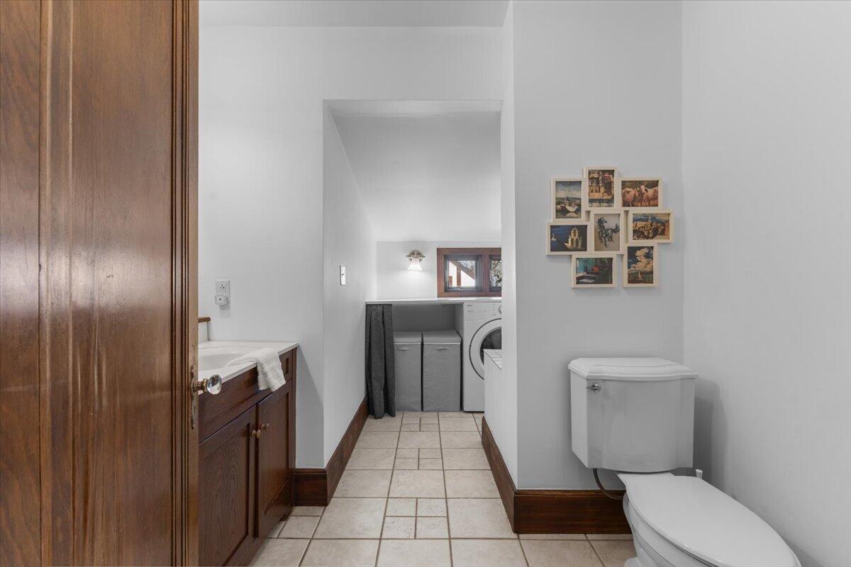 2656 Burnham Road Royal Oak, MI 48073 - Photo 36 of 63 2nd floor bath