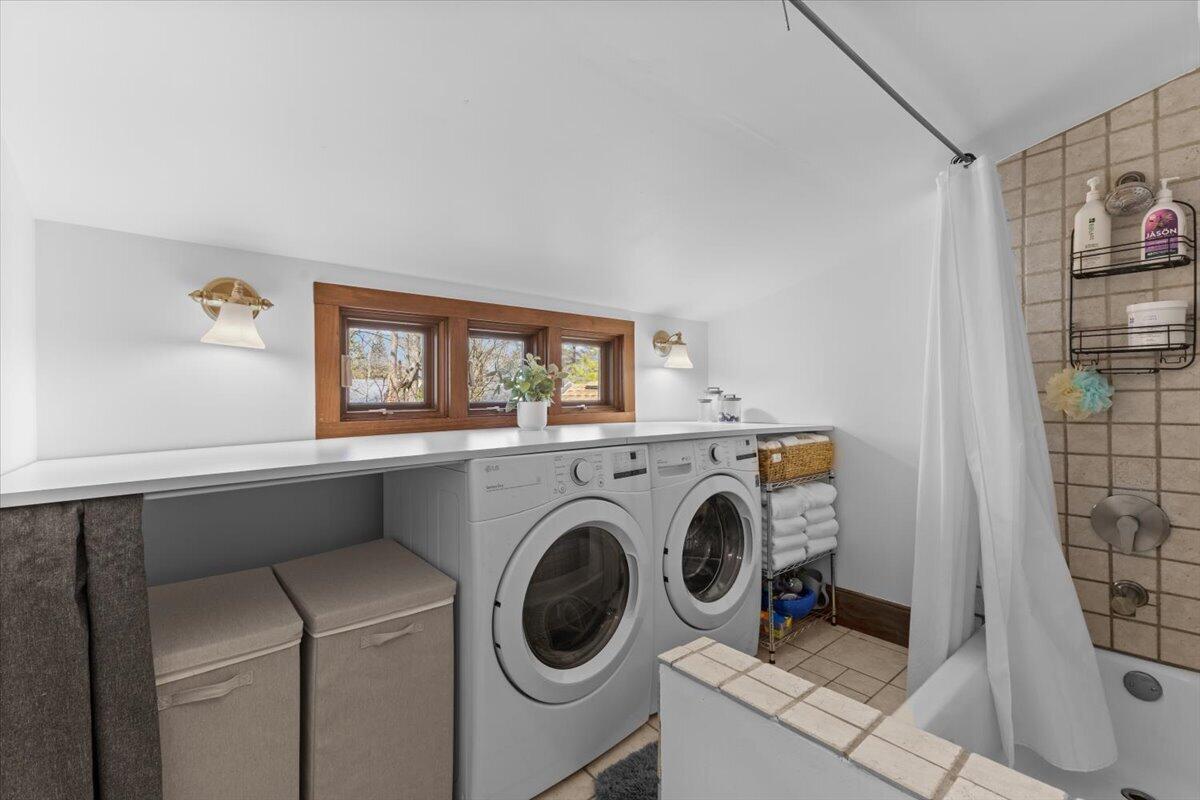 2656 Burnham Road Royal Oak, MI 48073 - Photo 37 of 63 2nd fl bath/laundry