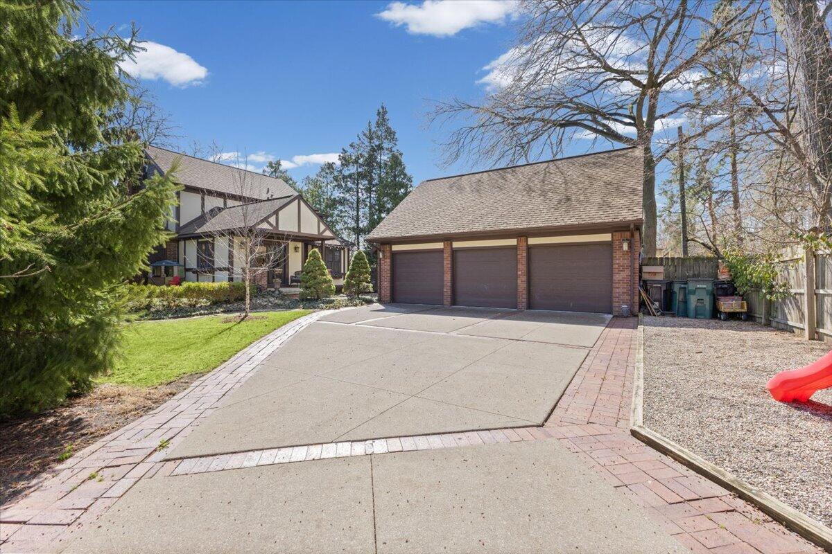 2656 Burnham Road Royal Oak, MI 48073 - Photo 60 of 63 huge driveway