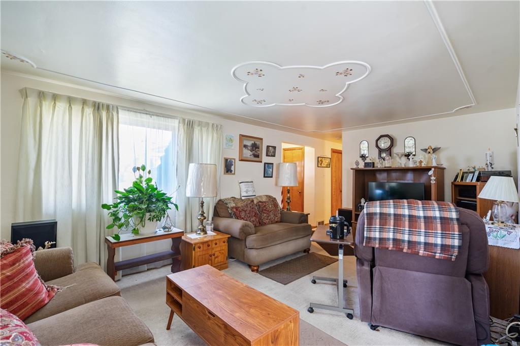 104 Palace Avenue McKees Rocks, PA 15136 - Photo 3 of 25 Spacious living room.