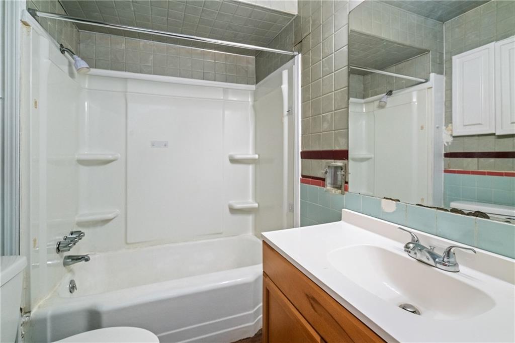 200 Moye Place Pittsburgh, PA 15210 - Photo 14 of 36 a bathroom with a sink and a bathtub