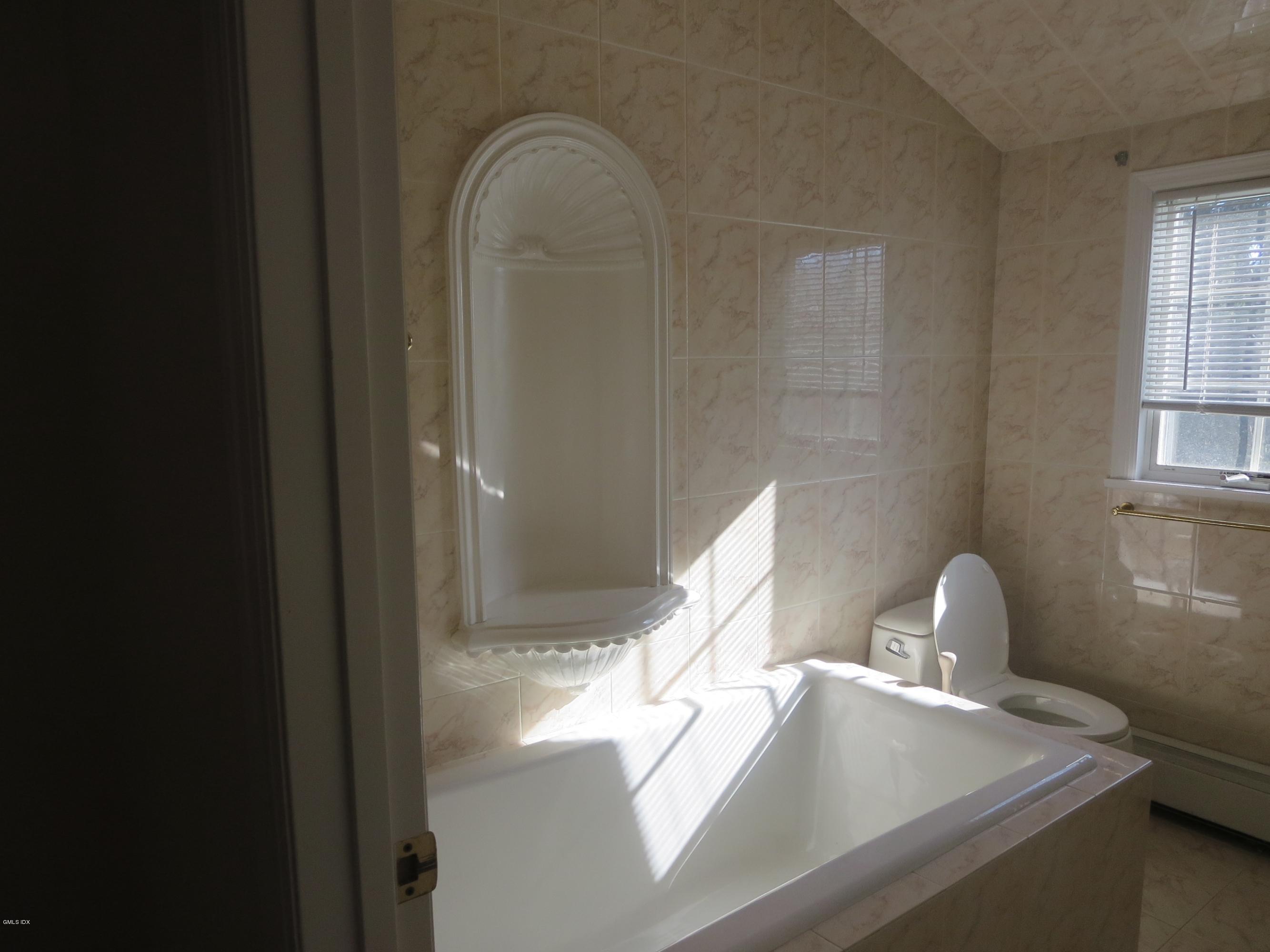 45 Thorn Hill Road Riverside, CT 06878 - Photo 13 of 19 041