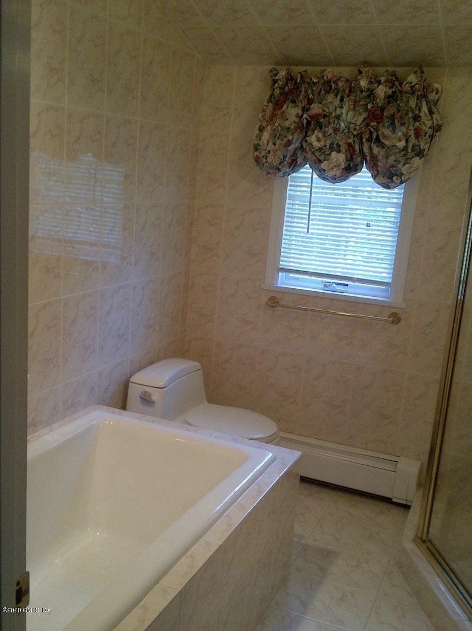 45 Thorn Hill Road Riverside, CT 06878 - Photo 14 of 19 45 thornhill master bathroom