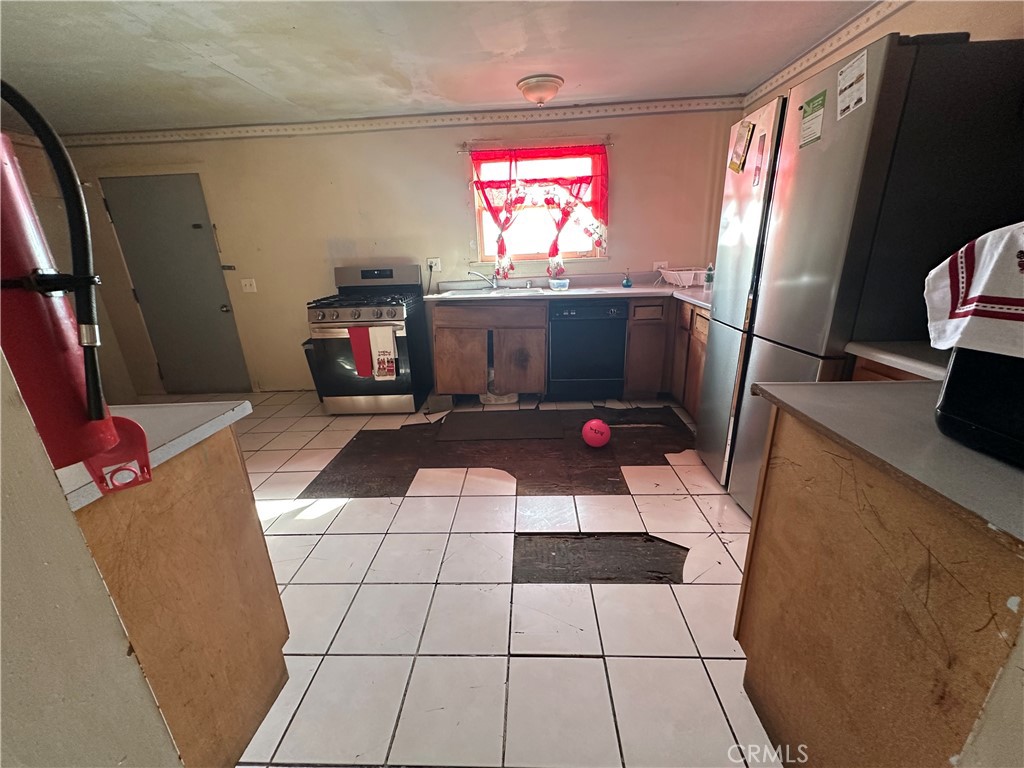 6540 Enos Lane Bakersfield, CA 93314 - Photo 30 of 54 kitchen