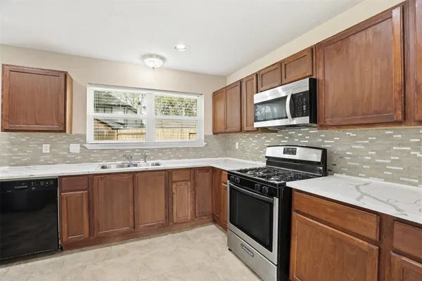 $2,700 | 7235 Battle Hills Drive, Houston, TX 77040